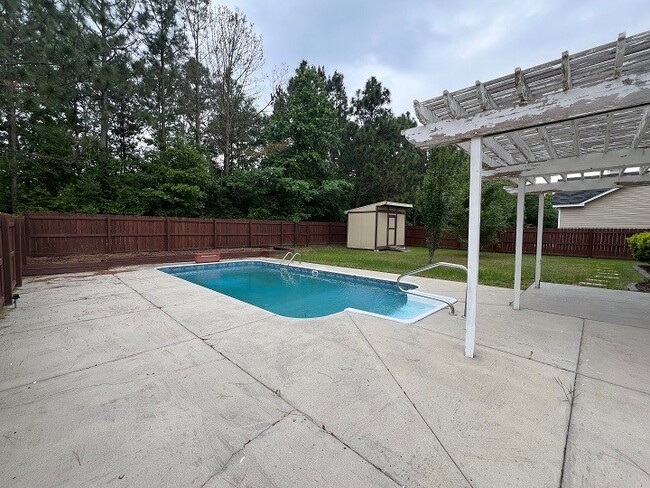 Building Photo - 570 Batty Way