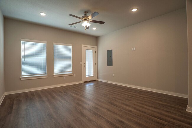 Building Photo - 2 bedroom 2.5 bath Home In Fayetteville!