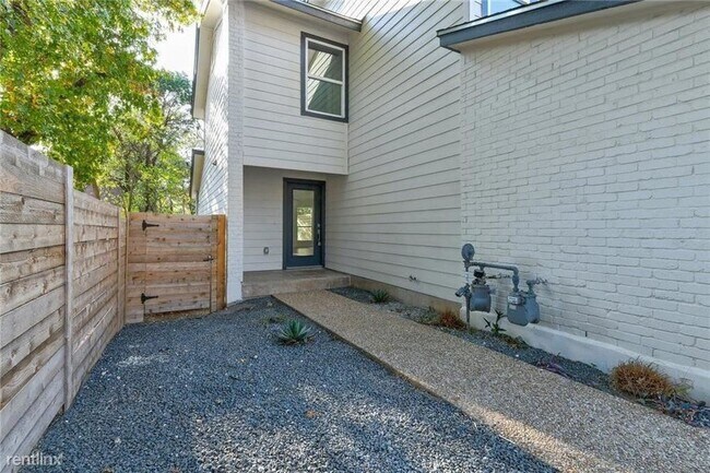 Foto del edificio - 2 br, 2.5 bath Duplex - 6712 Hart Ln A A