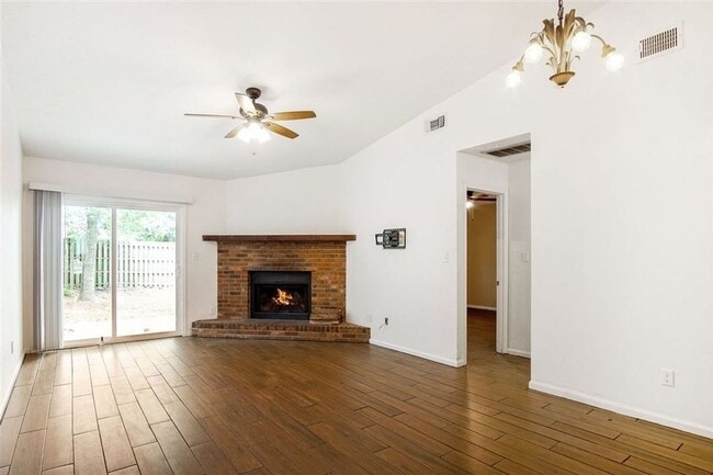 Foto del edificio - 3 bedroom for rent in NE Tallahassee, wood floors, Privacy Fenced yard, available early March 202...