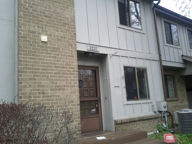 Building Photo - 3232 Pebblebrook Ln