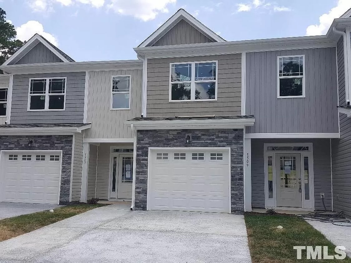 Foto principal - 3-Bedroom Townhome Available Eary July!