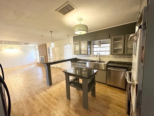 Building Photo - 3 Bed, 2 Bath available for rent ASAP!