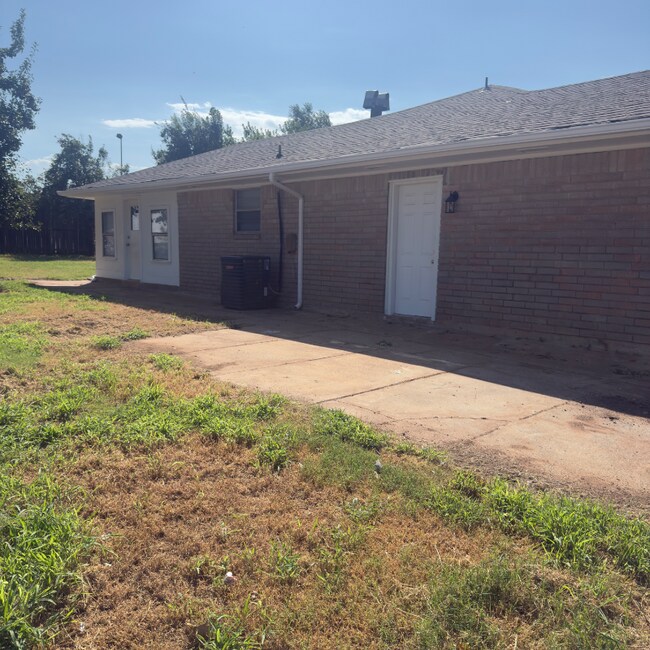 Building Photo - 100 Lochwood Cir
