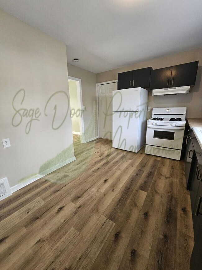 Foto del edificio - BEAUTIFUL FLOORING!!!