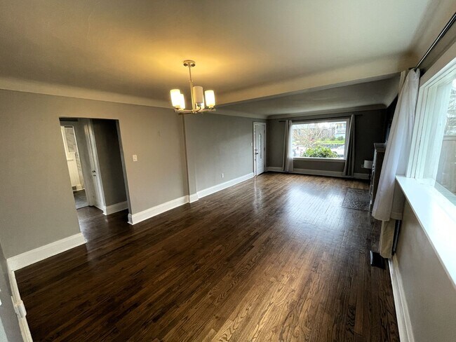 Foto del edificio - Charm and Convenience: Renovated 1928 Home...