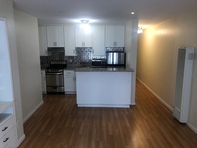 Building Photo - Updated 2 Bedroom/1 Bath in the Haight**Laundry**Stainless**Hardwood**Open Sat/Sun**
