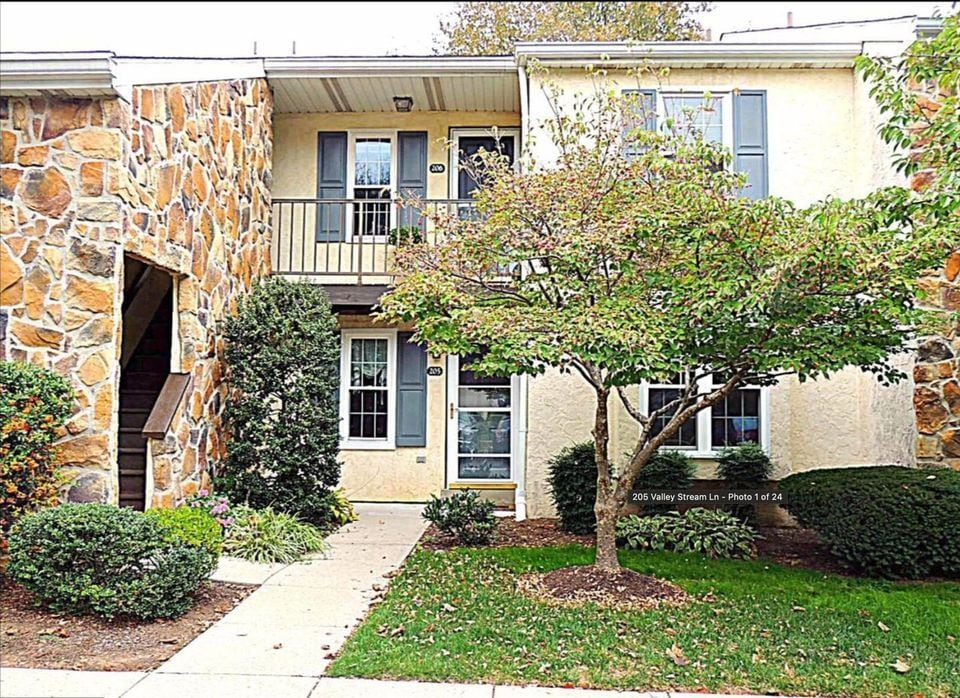 Primary Photo - 205 Valley Stream Ln
