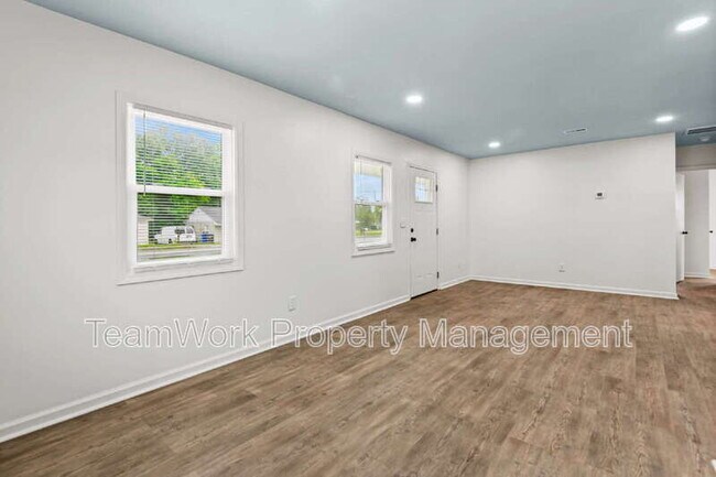 Building Photo - 3107 Azalea Dr