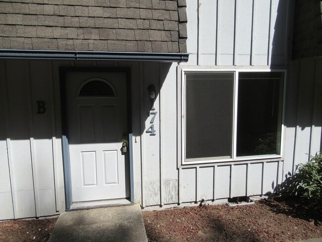 Building Photo - Nice clean 2 bedroom w/ private back yard