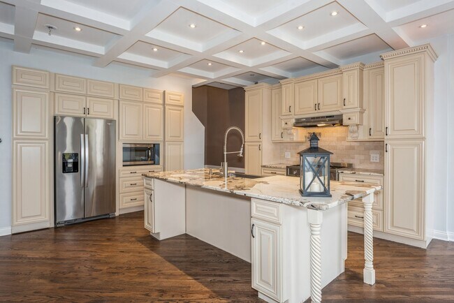Foto del edificio - 2121 W Division St