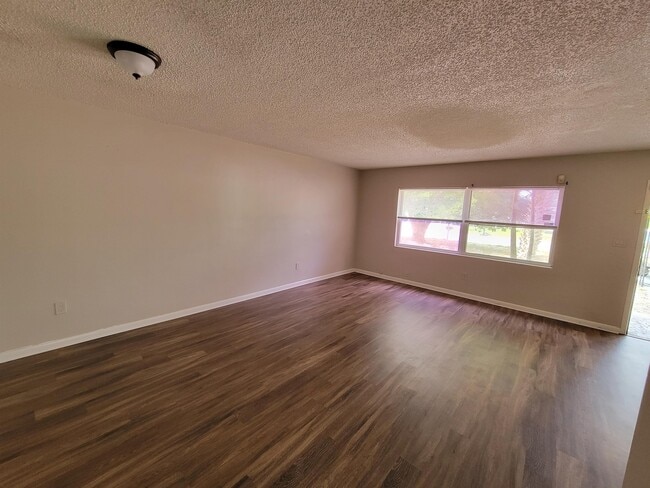 Building Photo - 500 N Mars Ave