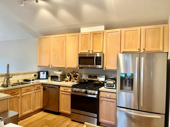 Building Photo - 90 Rosehall Dr