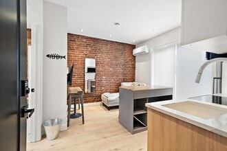 Building Photo - 3722 Av. Laval