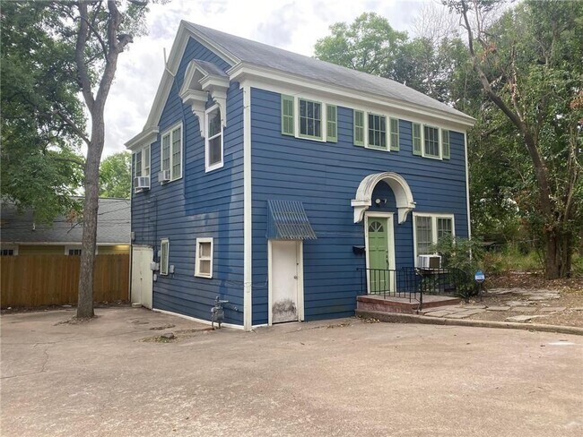 Building Photo - 3303 Duval St