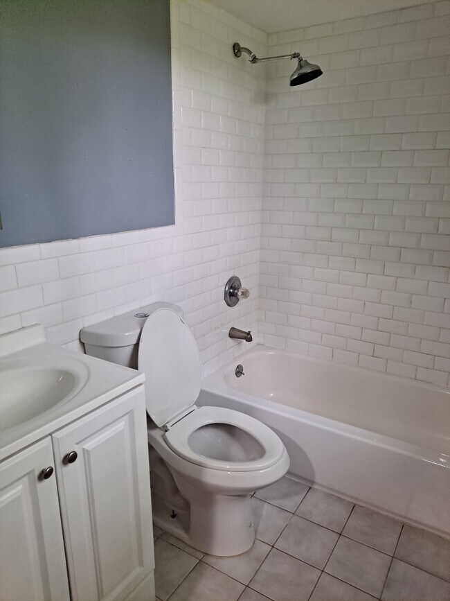 Full Bathroom - 54 Walker Dr