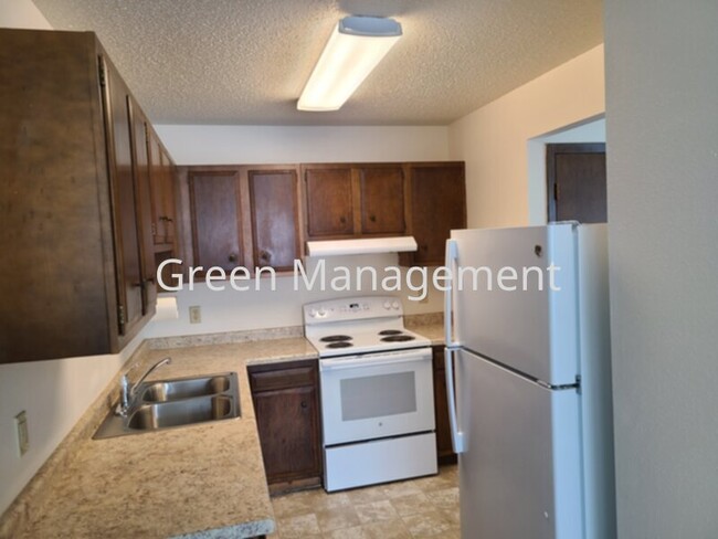 Building Photo - 2 Bedroom in 4 plex