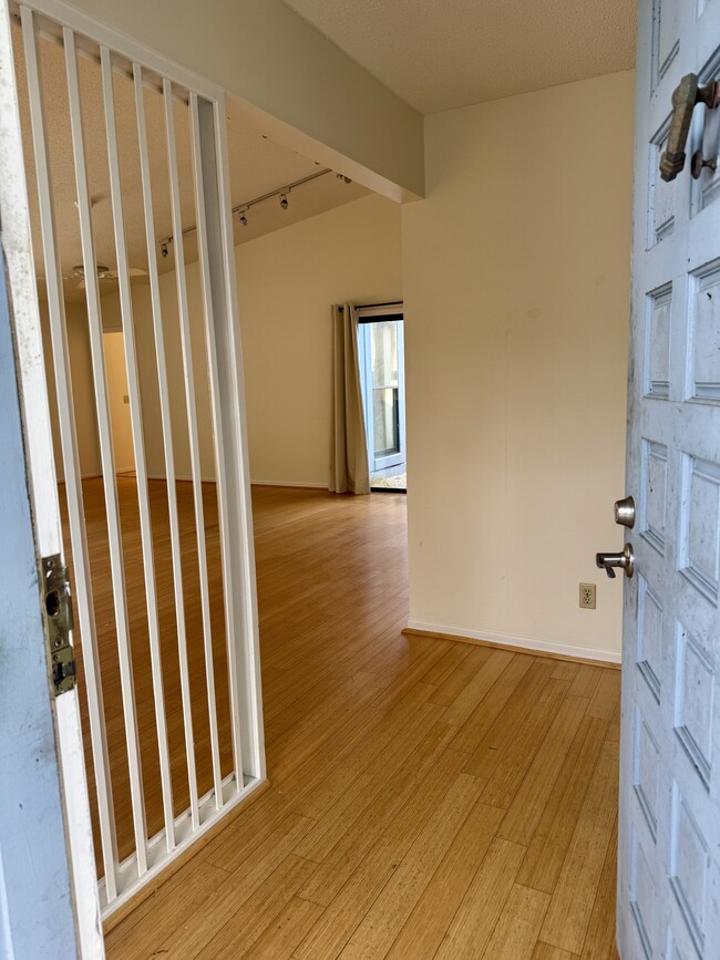 Building Photo - 2437 Burgundy Ct