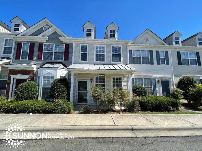 Foto principal - 2 BR / 2.5 BA Townhome in desirable Devonw...