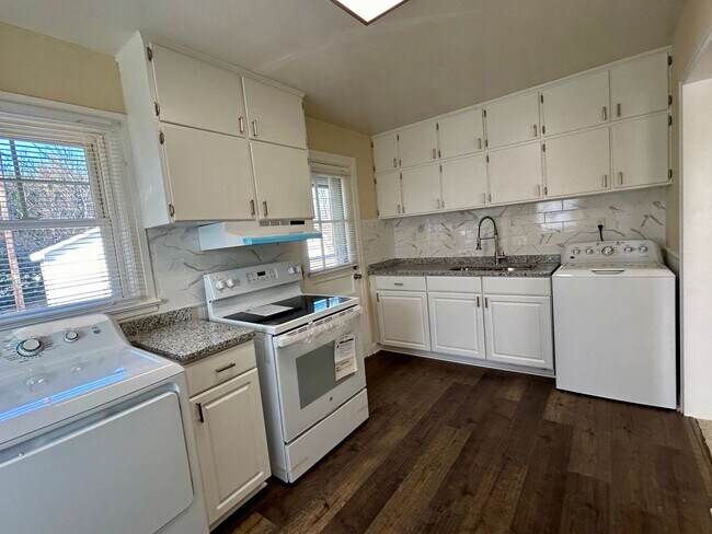 Building Photo - Updated 3BR/1BA in Greensboro near Revolut...