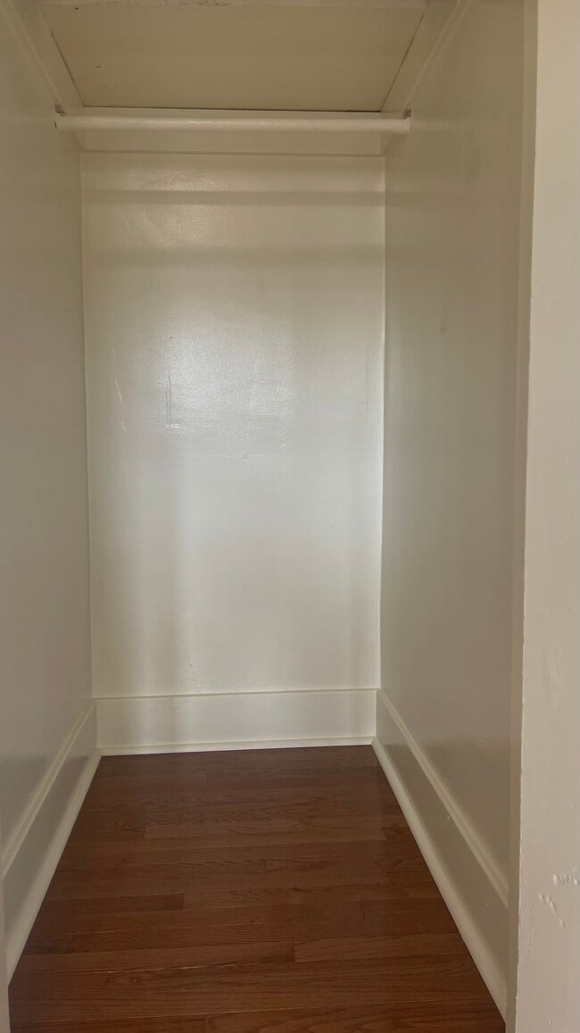 Building Photo - 566 53rd St