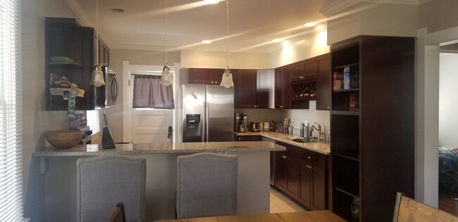 Foto del edificio - GORGEOUS REMODELED HALF-DUPLEX 1 BLOCK FRO...