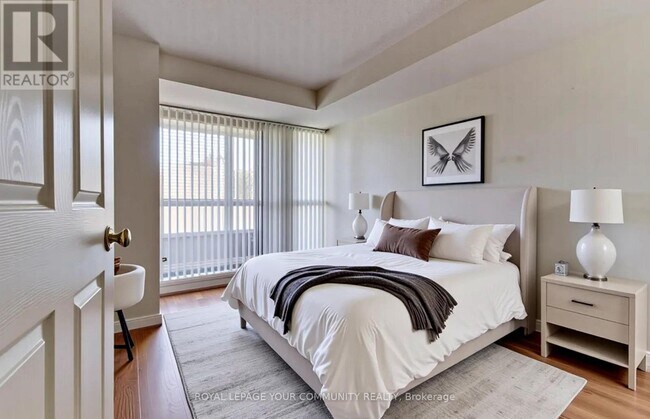 Photo du bâtiment - 889-889 Bay St.