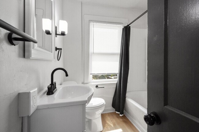 Foto del edificio - Amazing 3 bedroom home in Wilkinsburg available November 1!
