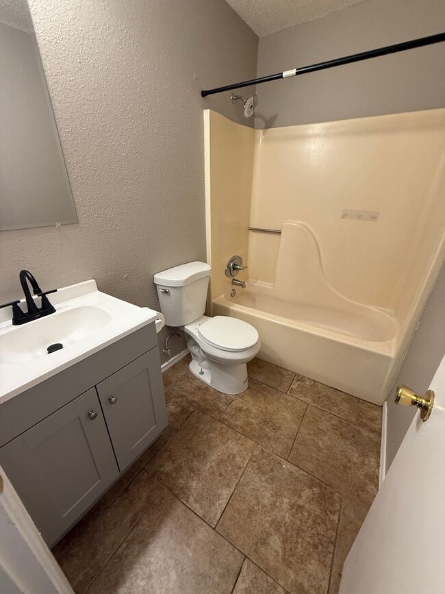 Building Photo - 3 Bed 2 Bath House with 1 Car Garage. Tota...