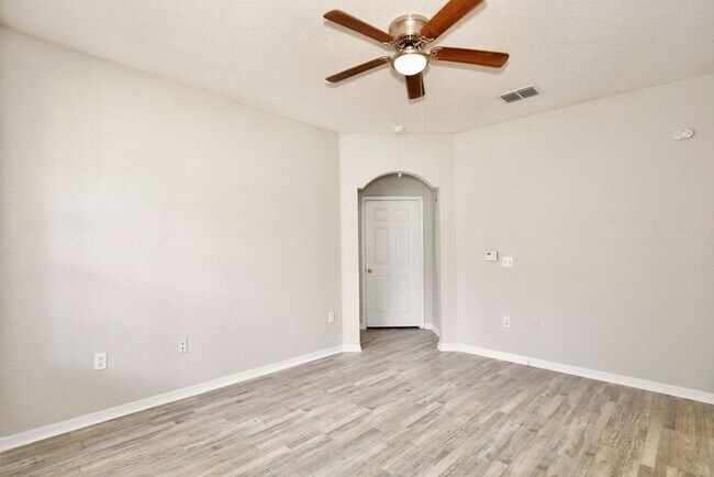 Foto del edificio - Perfect 2/2 Split Floorplan Condo with Washer/Dryer in Lovely Crescent Place at Lake Lotus Condom...