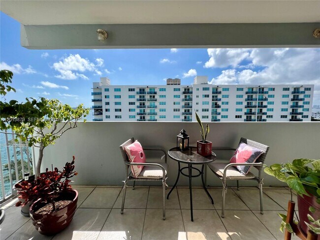 Foto del edificio - 7545 E Treasure Dr