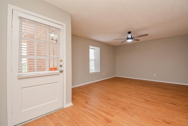 Building Photo - 8299 Kingsbrook Rd