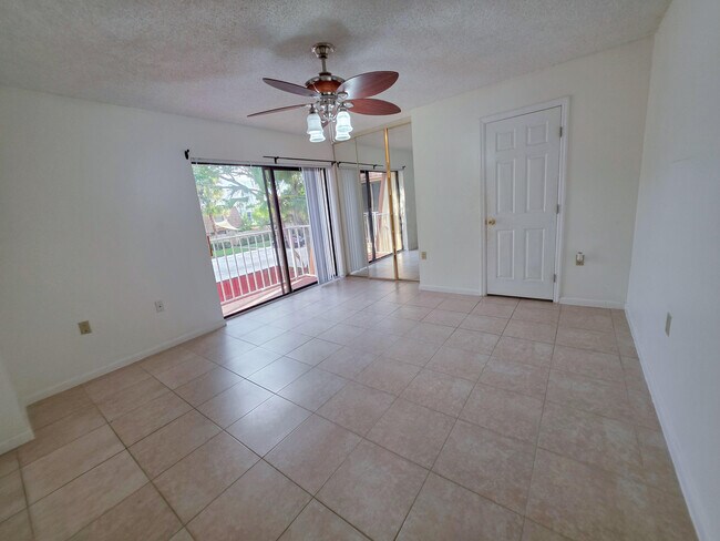 Foto del edificio - 832 Blue Ridge Cir