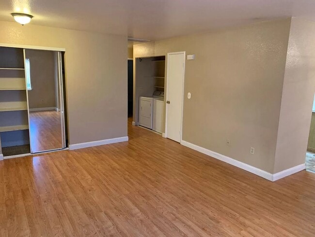 Laundry - 2223 Renwick Ln