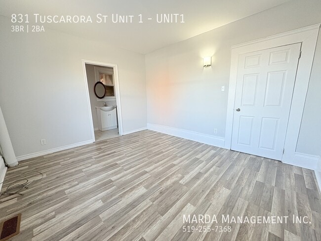 Building Photo - CHARMING 3 BED/2 BATH MAIN FLOOR UNIT IN WALKERVILLE + HYDRO & GAS