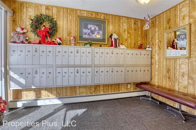 Building Photo - 2 br, 1 bath House - 3124 S Wheeling Way #311