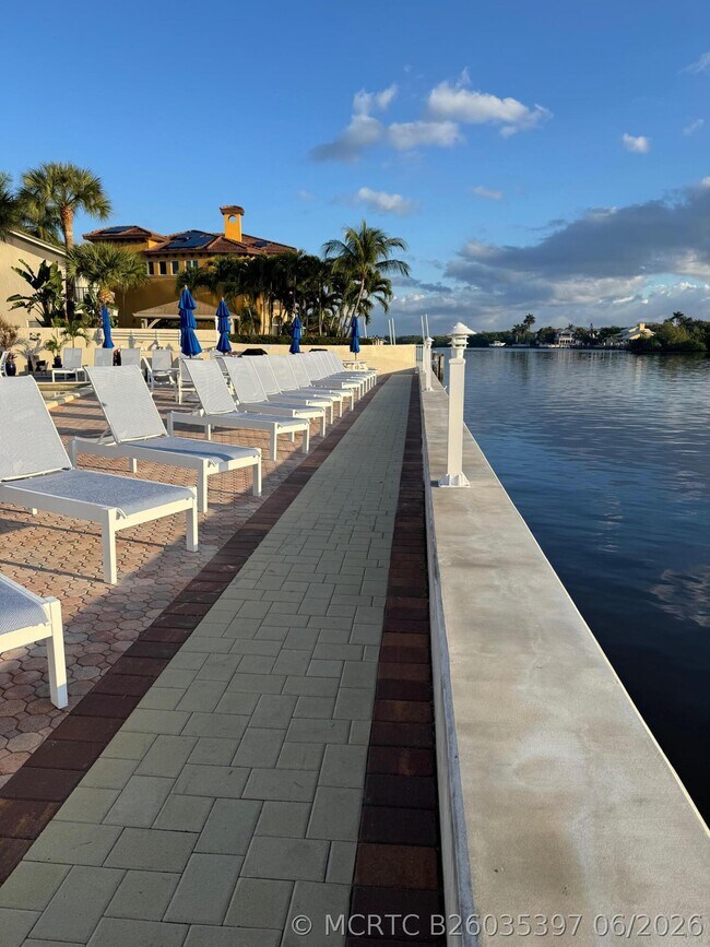 Foto del edificio - 650 Snug Harbor Dr