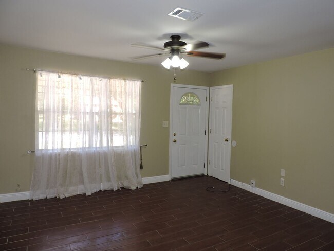 Foto del edificio - Convenient to NAS and Corry!