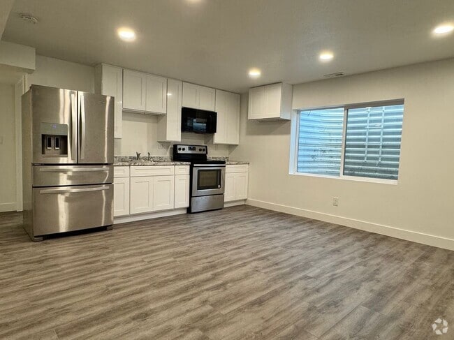 Building Photo - 7687 N Kings Canyon Rd