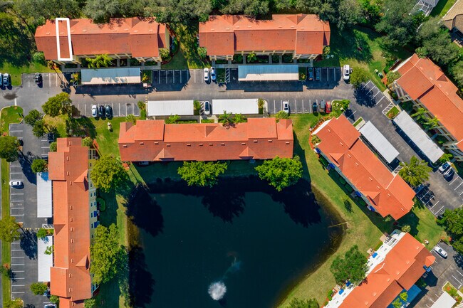 Foto del edificio - 8271 Key Royal Cir