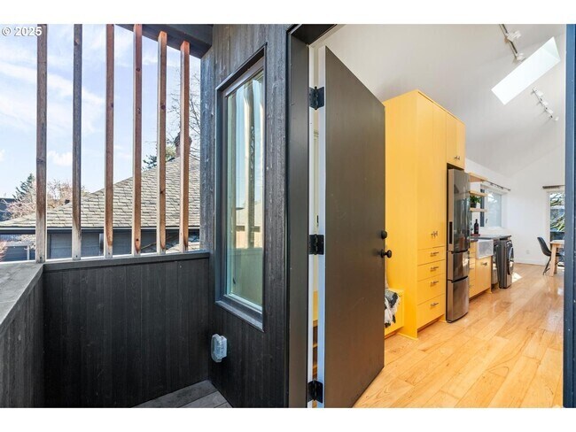 Building Photo - 3033 SE 19th Ave