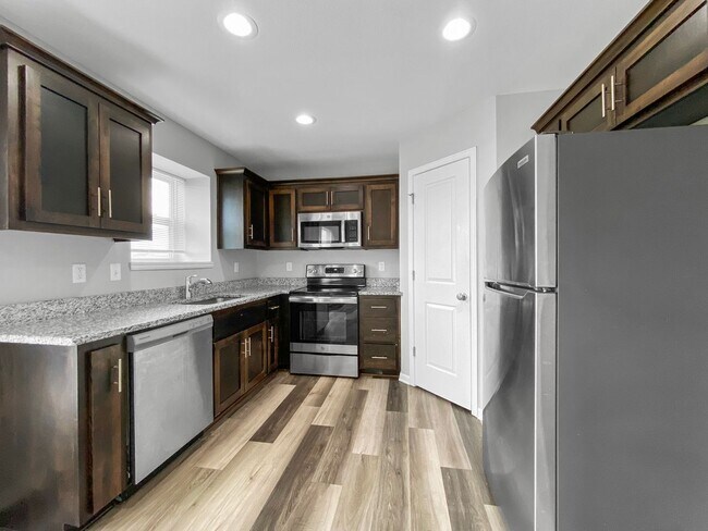 Foto del edificio - Captivating Single Family Home | 4 BR/3BA | 2-Car Covered Parking |  Deck | Pet-Friendly