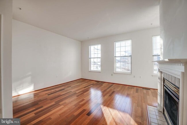 Building Photo - 515 Ensemble Ct