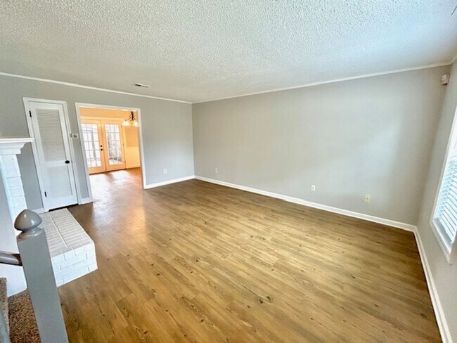Building Photo - 119 Crescent Cir