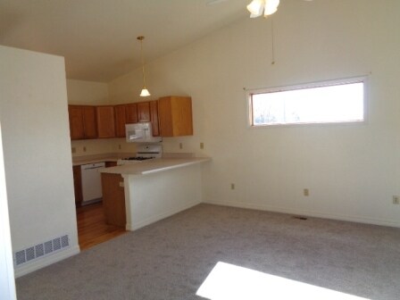 Dining area - 2822 N Cascade Ave