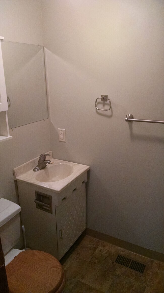 Medio baño junto a la cocina, cerca de la entrada trasera. - 507 N Division Ave