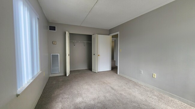 Building Photo - 66 Beach Point Pl