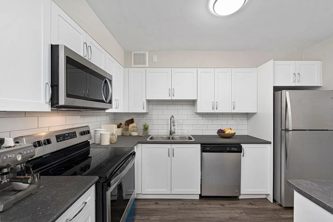 Building Photo - Champlain Towers at 75 Thorncliffe Park Drive