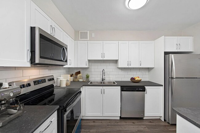 Building Photo - Champlain Towers at 75 Thorncliffe Park Drive