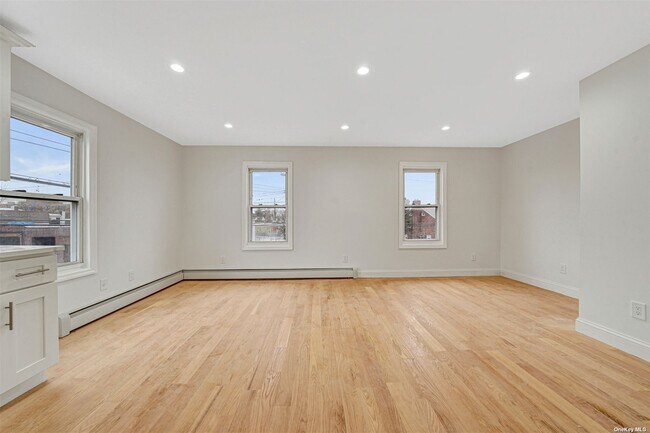 Building Photo - 116-43 Newburg St